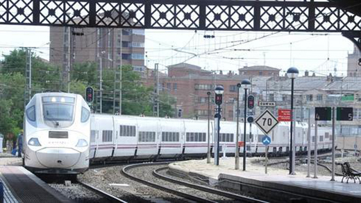 Un tren Alvia entrando en la curva de la estación de Medina del Campo. / Fran Giménez