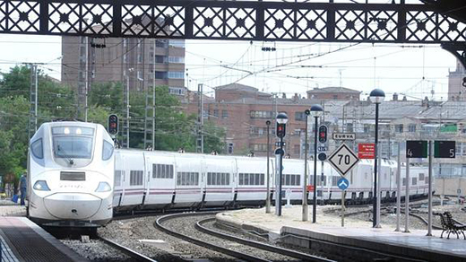 Un tren Alvia entrando en la curva de la estación de Medina del Campo. / Fran Jiménez