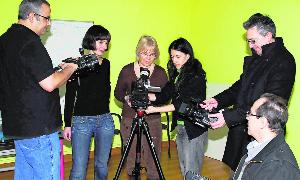 Alumnos de una pasada edición de la Escuela de Cine, junto a Esther Yañez, cuarta por la izquierda, profesora del centro en 2008. / F. JIMÉNEZ