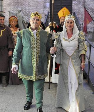 Los actores que representan a Fernando e Isabel salen del Palacio Testamentario para participar en el desfille. / f. jiménez