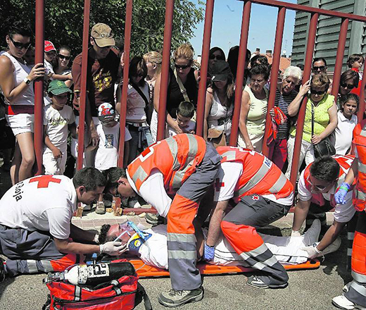 Voluntarios de Cruz Roja, en un simulacro de una cogida taurina en un falso encierro en Tudela. / G. Villamil