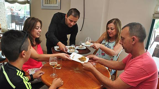 Clientes del hotel Villa de Ferias disfrutan con la tapa del concurso. / F. Jiménez