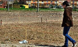 Una joven pasea por una de las parcelas de los huertos ecológicos de Medina. / F. JIMÉNEZ