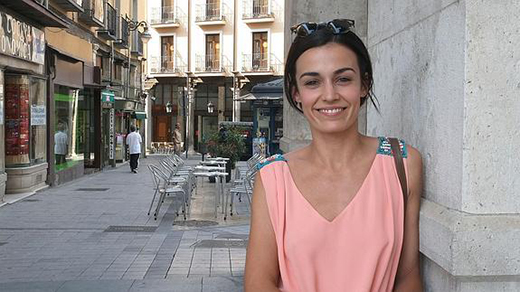 La actriz Sara Rivero, ayer en la Plaza Mayor de Valladolid. RAMÓN GÓMEZ