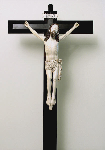 Cristo crucificado
Anónimo indio
Finales del siglo XVII
Marfil y palosanto
42 x 27 x 8 cm (Cristo) / 89 x 43,5 x 2 cm (la cruz)
Diputación de Valladolid 