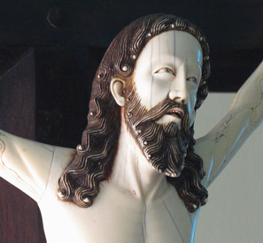 Cristo crucificado
Anónimo indio
Finales del siglo XVII
Marfil y palosanto
42 x 27 x 8 cm (Cristo) / 89 x 43,5 x 2 cm (la cruz)
Diputación de Valladolid 