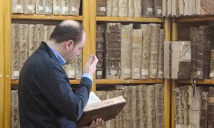 Francisco Oreja, carmelita descalzo, en la biblioteca del convento./ FRAN JIMÉNEZ