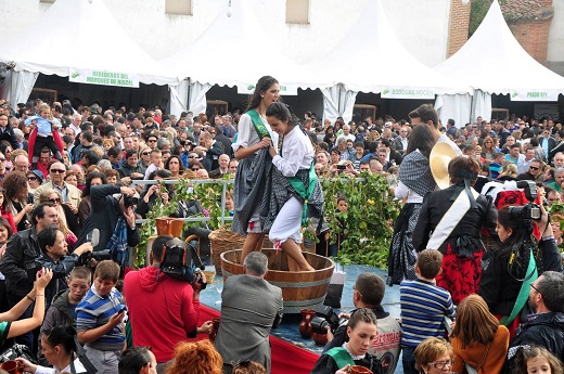 Las lagareras pisan la uva para obtener el primer mosto de la temporada. / Fran Jiménez