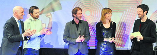 El presidente de la Diputación de Valladolid, Jesús Julio Carnero, aplaude junto a los miembros del equipo de ‘Pobre marinero’, al director del corto, Víctor Carrey, tras recibir el premio de la edición de 2013. / F. Jiménez