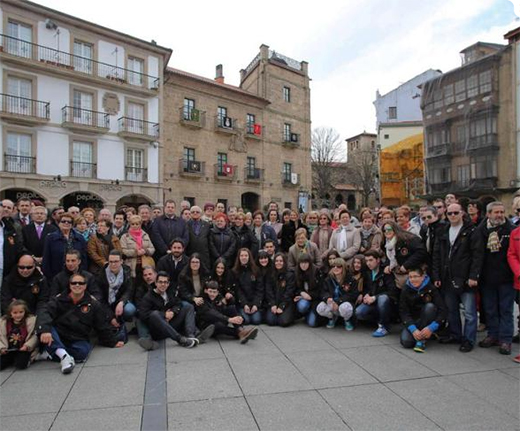 Miembros de las cofradías de Semana Santa de Medina del Campo que visitan Avilés, ayer, en la plaza de España. Ricardo Solís