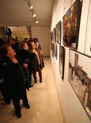 Asistentes a la inauguración de la exposición de fotos de la Semana Santa de Medina del Campo, ayer, en la Casa de Cultura. Ricardo Solís