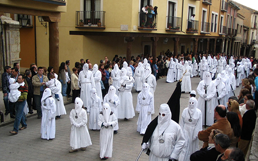 /Afotos2014/MEDINA DE RIOSECO. Una de las citas obligadas durante la Semana Santa de esta localidad vallisoletana es el tradicional desfile de gremios por sus calles.  