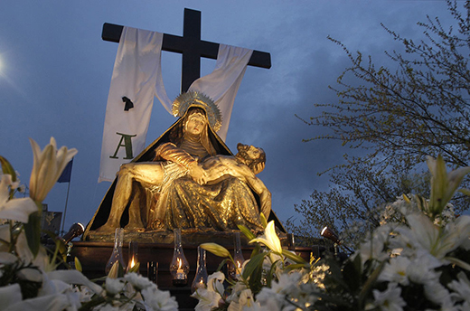 /Afotos2014/MEDINA DEL CAMPO. La Semana Santa de esta localidad vallisoletana es una de las ocho de Castilla y León que está declarada de Interés Turístico Internacional. En la actualidad cuenta con ocho cofradías penitenciales y aproximadamente 2.800 cofrades, que participan en trece desfiles procesionales. En la imagen, él paso de la Virgen de las Angustias. 