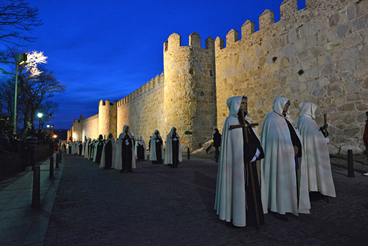 /Afotos2014/ÁVILA. Algunas de las procesiones más espectaculares de la ciudad tienen como telón de fondo la Muralla, en la imagen cofrades desfilando por el Paseo del Rastro / Foto: Rafael Delgado. 