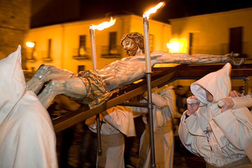 /Afotos2014/ZAMORA. La Hermandad del Cristo de la Buena Muerte tiene su sede en la iglesia de San Vicente Mártir y su imagen es la única de Zamora que se procesiona inclinada. Sale a las doce de la noche del Lunes Santo por el casco antiguo hasta llegar a la plaza de Santa Lucía, donde el coro entona el tradicional Jerusalem, Jesuralem. Los penitentes visten hábito monacal blanco con capucha, sandalias y faja y portan una tea.