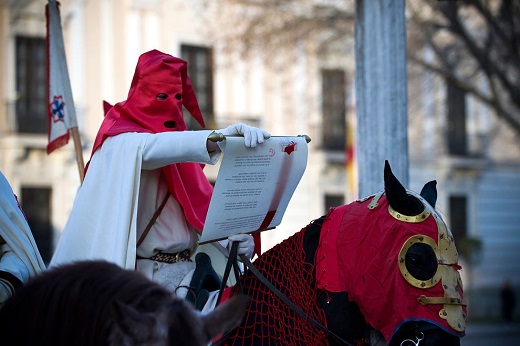 VALLADOLID. El pregonero acompañado de setenta cofrades a caballo recorre las calles, plazas e iglesia de la ciudad anunciando el Sermón de las Siete Palabras que va a tener lugar a continuación en la Plaza Mayor.