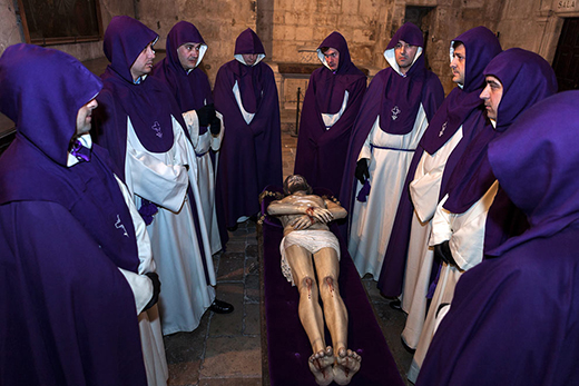 /Afotos2014/BURGOS.La procesión del Santo Entierro se celebra el Viernes Santo y parte del interior de la Catedral. Los cofrades portan a hombros el cuerpo muerto de Cristo y lo depositan en una urna de cristal que procesiona por las calles de Burgos acompañado del resto de pasos y cofradías / Foto: Enrique del Rivero. 