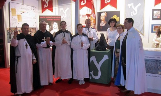 Representantes de la recreaciones de la historia de Isabel I, en una feria de turismo.