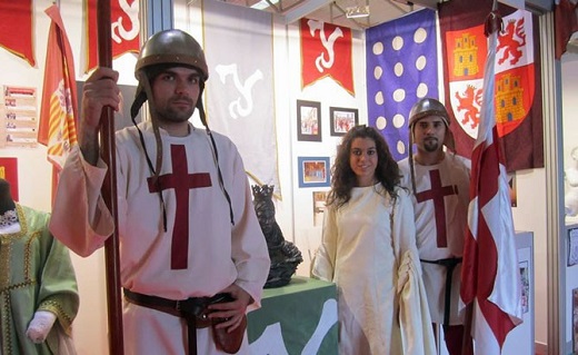 Representantes de la recreaciones de la historia de Isabel I, en una feria de turismo.