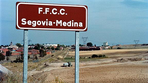 Señal de la línea férrea de Segovia-Medina del Campo, a la altura de Olmedo. / Fran Jiménez