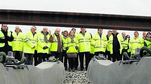 La ministra Ana Pastor, en una de sus visitas a las obras de la línea en Medina del Campo. / Ical