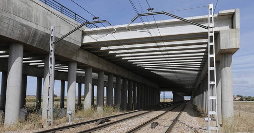 Las pruebas de la catenaria son el primer paso. En la foto, trazado del AVE a León. - ramiro