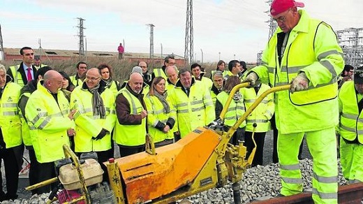 Un operario trabaja en la líena férrea Medina-Salamanca durante una visita de la ministra Ana Pastor. / ICAL