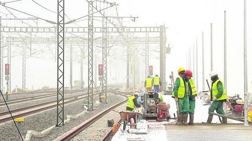 Los operarios trabajan en las obras en la estación del AVE de Medina del Campo. / Fran Jiménez