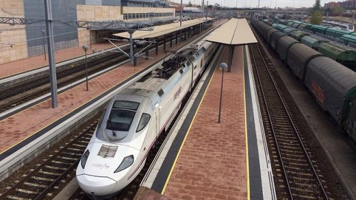 Imagen del ´tren pato´ en la estación de Vialia, este sábado