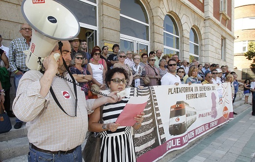 Montse del Val, de la Plataforma en Defensa del Ferrocarril, lee el manifiesto en la Subdelegación del Gobierno. / Antonio Quintero