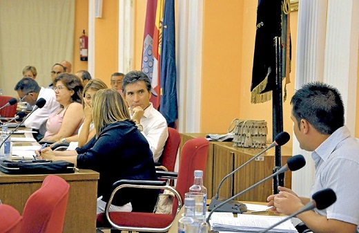El portavoz socialista Julián Rodríguez Santiago atiende en un Pleno las explicaciones de Jorge Barragán. - Santiago