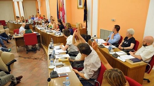 Votación en el primer pleno del nuevo mandato en Medina del Campo. / Fran Jiménez