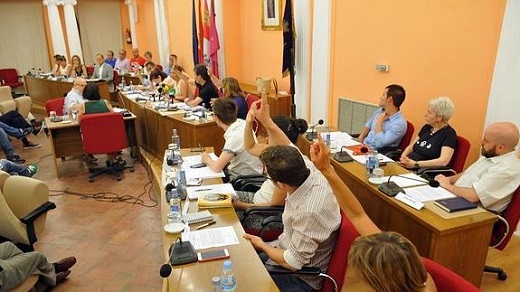 Votación durante el pleno. / F. J.