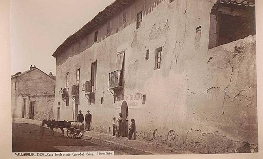 Arriba, célebre fotografía de Laurent de la Casa donde se creía que había fallecido Colón.