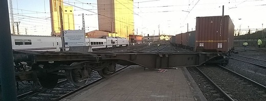 Uno de los vagones descarrilados en la madrugada del lunes al martes en plena estación de Medina del Campo. A. G. Gil