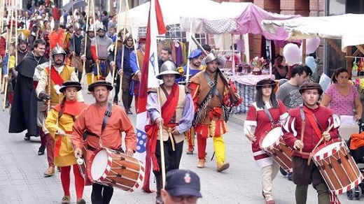 Desfile hasta el castillo de Medina del Campo de la cédula de Leva, tras el reclutamiento en la Plaza Mayor / Fran Jiménez