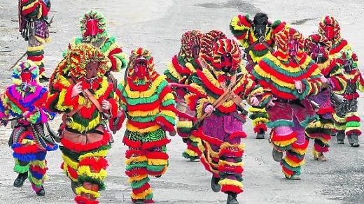 Actuación del grupo portugués Caretos de Podençe, que lucen coloreados trajes. / P.G