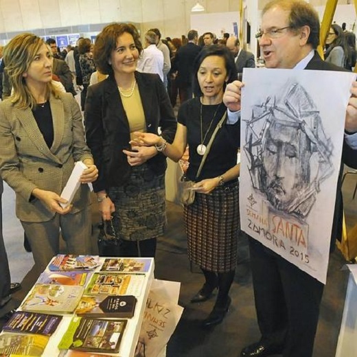 El presidente de la Junta, Juan Vicente Herrera, muestra un cartel de la Semana Santa de Zamora este viernes en Fitur. / Fran Jiménez