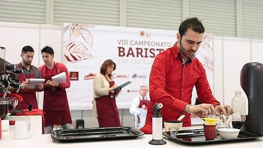 Adrián Rodríguez prepara una de las bebidas del concurso. / ICAL