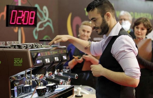 Un camarero en una prueba del Campeonato Barista