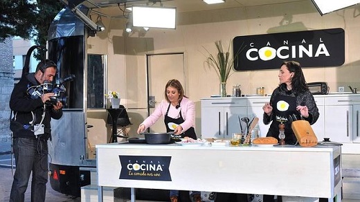 Teresa López, en plena faena culinaria en el programa de televisión ‘Hoy cocina el alcalde’. / F. Jiménez