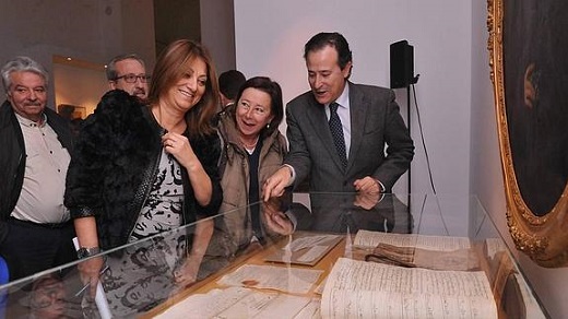 La alcaldesa observa algunos de los documentos de Simón Ruiz. / F. J.