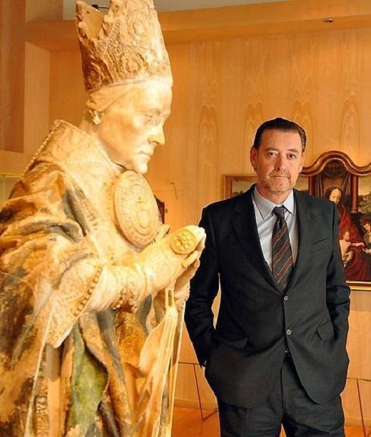 Miguel Zugaza, junto a Fray Lope de Barrientos, en el Museo de las Ferias de Medina. / Fran Jiménez