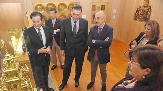 Desde la izquierda, en primer plano, Antonio Sánchez del Barrio, director del Museo de las Ferias, Miguel Zugaza, director del Prado, Manuel Arias, subdirector del Museo de Escultura, Teresa López, alcaldesa de Medina, y Teresa Rebollo, concejala de Cultura. / Fran Jiménez