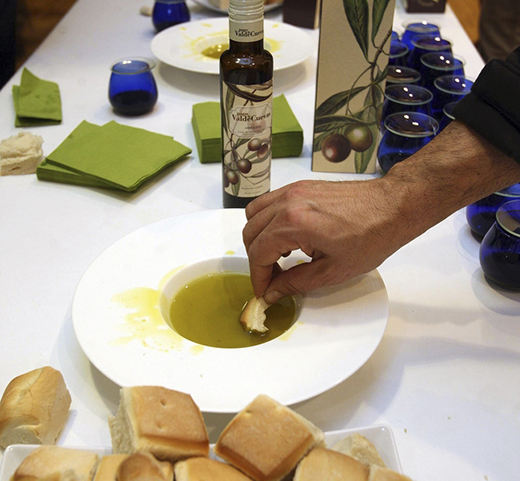 Pago de Valdecuevas tiene unas 150 hectáreas de olivos en Medina de Rioseco y vende su propio aceite.