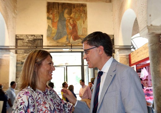 El director de Patrimonio Cultural, Enrique Saiz, visita la restauración de las pinturas en las Reales Carnicerías de Medina del Campo (Valladolid). Junto a él, la alcaldesa de Medina del Campo, Teresa López - ICAL