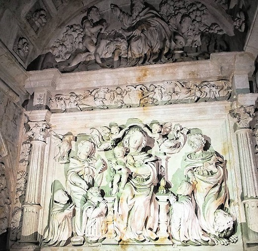 Capilla funeraria de estilo renacentista en el convento de Santa Isabel, en Alba de Tormes. / JAVIER PRIETO
