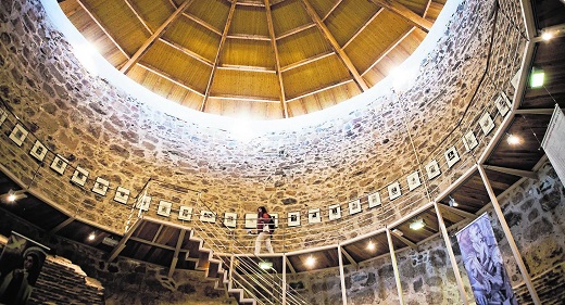 El castillo de los Alba, con un pequeño museo y frescos renacentistas. / JAVIER PRIETO