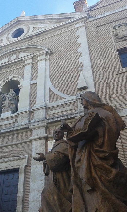 Esculturas en honor a Teresa de Jesús y Juan de la Cruz en la villa donde tuvo lugar el encuentro decisivo para la reforma del Carmelo, en bronce fundido y patinado realizadas por el escultor madrileño Francisco Javier Galán. 