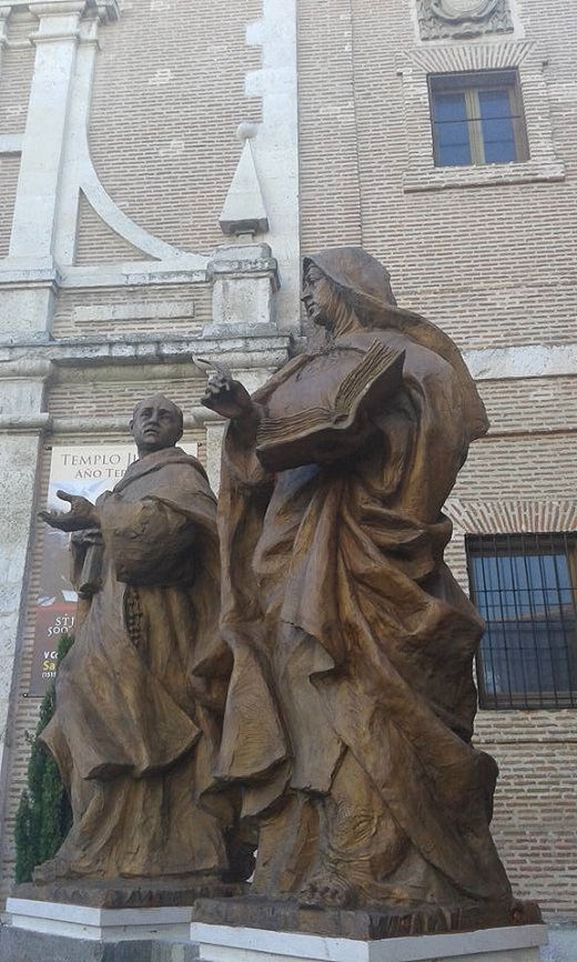 Esculturas en honor a Teresa de Jesús y Juan de la Cruz en la villa donde tuvo lugar el encuentro decisivo para la reforma del Carmelo, en bronce fundido y patinado realizadas por el escultor madrileño Francisco Javier Galán. 